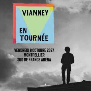 Visuel promotionnel carré de la tournée de Vianney. L’image en noir et blanc montre la silhouette de l’artiste debout sur une structure en hauteur, face à un ciel nuageux. En haut du visuel, un encart coloré affiche le texte “Vianney en tournée”. L’ensemble crée une ambiance contemplative et artistique.