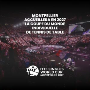 Vue intérieure d’une Arena remplie de spectateurs autour d’aires de tennis de table, avec le texte « Montpellier accueillera en 2027 la Coupe du monde individuelle de tennis de table » et le logo ITTF Singles World Cup Montpellier 2027.